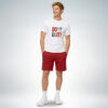 Männliches Model trägt weißes T-Shirt mit „Don’t quit!“ Print und rote Shorts im sportlich-lässigen Look – Sinnstoff