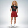 Weibliches Model trägt schwarzes T-Shirt mit „Don’t quit!“ Print und rotem Rock im modernen Streetwear-Look – Sinnstoff