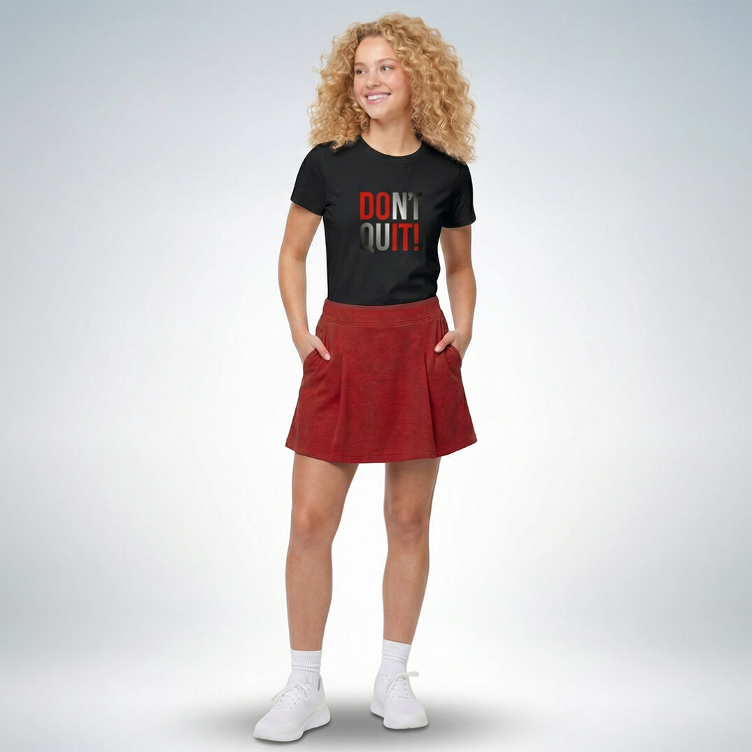 Weibliches Model trägt schwarzes T-Shirt mit „Don’t quit!“ Print und rotem Rock im modernen Streetwear-Look – Sinnstoff