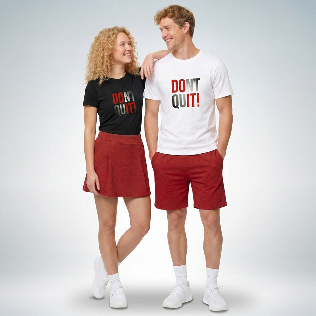 Zwei Models tragen schwarze und weiße T-Shirts mit „Don’t quit!“ Motiv und roter Streetwear-Kombination – Sinnstoff