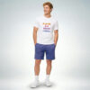 Männliches Model trägt weißes T-Shirt mit „A smile is a friend maker“ Print und blaue Shorts im entspannten Casual-Look – Sinnstoff