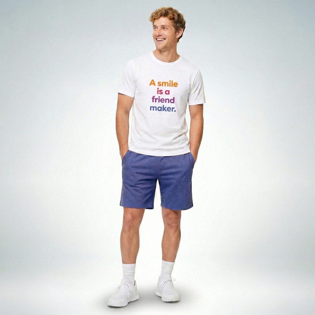 Männliches Model trägt weißes T-Shirt mit „A smile is a friend maker“ Print und blaue Shorts im entspannten Casual-Look – Sinnstoff
