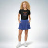 Weibliches Model trägt schwarzes T-Shirt mit „A smile is a friend maker“ Print und blauen Rock im farbenfrohen Casual-Look – Sinnstoff
