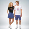 Zwei Models tragen schwarze und weiße T-Shirts mit „A smile is a friend maker“ Print im farbenfrohen Casual-Look – Sinnstoff