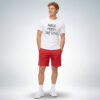 Männliches Model trägt weißes T-Shirt mit „Music feeds the soul“ Print und rote Shorts im lässigen Sommer-Look – Sinnstoff