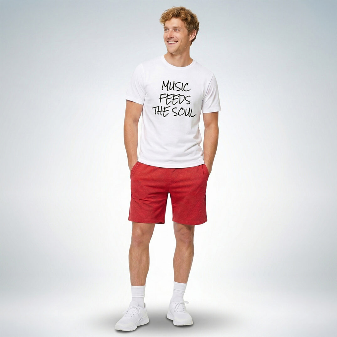 Männliches Model trägt weißes T-Shirt mit „Music feeds the soul“ Print und rote Shorts im lässigen Sommer-Look – Sinnstoff