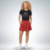 Weibliches Model trägt schwarzes T-Shirt mit „Music feeds the soul“ Print und roten Rock im modernen Casual-Look – Sinnstoff