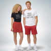 Zwei Models tragen schwarze und weiße T-Shirts mit „Music feeds the soul“ Print im modernen Streetwear-Look – Sinnstoff