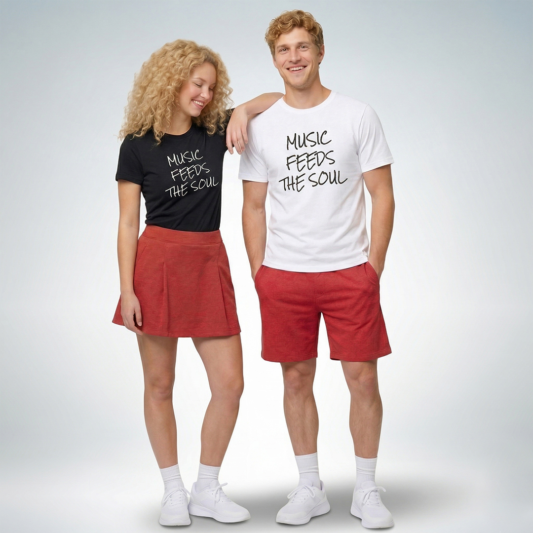 Zwei Models tragen schwarze und weiße T-Shirts mit „Music feeds the soul“ Print im modernen Streetwear-Look – Sinnstoff