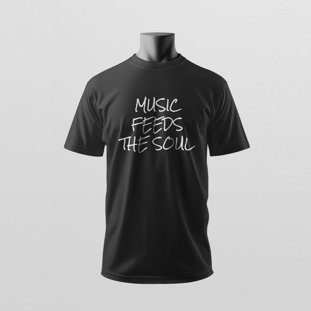 Ein schwarzes T-Shirt mit der ausdrucksstarken Aufschrift „Music feeds the soul“ wird schlicht präsentiert – Sinnstoff.