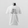 Ein weißes T-Shirt mit der ausdrucksstarken Aufschrift „Music feeds the soul“ wird schlicht präsentiert – Sinnstoff.