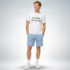 Männliches Model trägt weißes T-Shirt mit „No risk, no story“ Print und hellblaue Shorts im sommerlichen Casual-Look – Sinnstoff