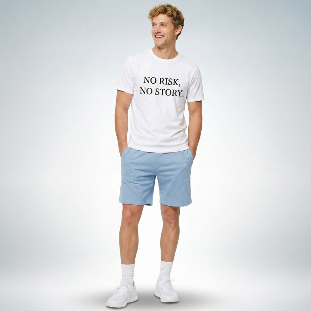Männliches Model trägt weißes T-Shirt mit „No risk, no story“ Print und hellblaue Shorts im sommerlichen Casual-Look – Sinnstoff