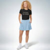 Weibliches Model trägt schwarzes T-Shirt mit „No risk, no story“ Print und hellblauen Rock im cleanen Casual-Look – Sinnstoff