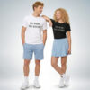 Zwei Models tragen weiße und schwarze T-Shirts mit „No risk, no story“ Print im modernen Casual-Look – Sinnstoff
