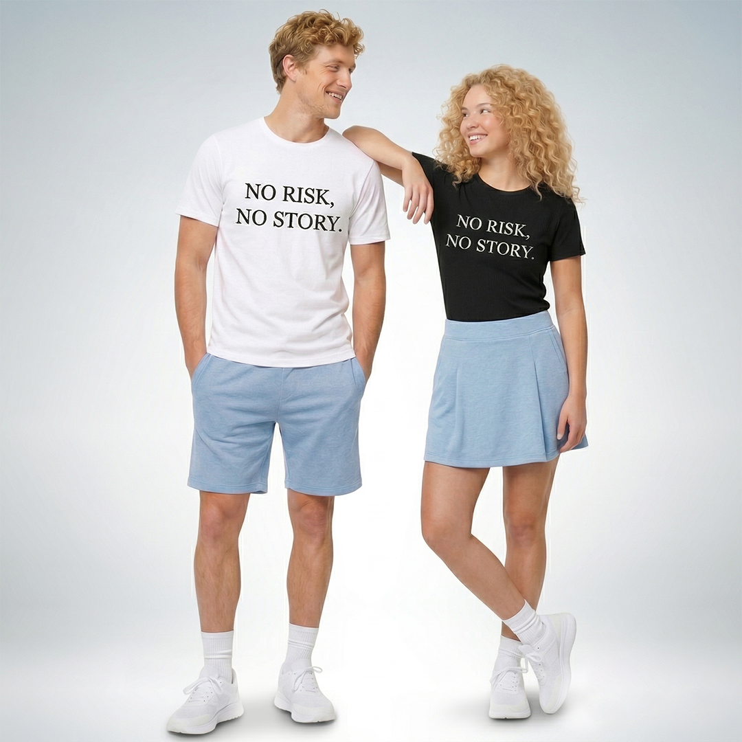 Zwei Models tragen weiße und schwarze T-Shirts mit „No risk, no story“ Print im modernen Casual-Look – Sinnstoff
