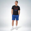 Männliches Model trägt schwarzes T-Shirt mit „You have one life – Live it“ Print und blaue Shorts im sportlich-lässigen Look – Sinnstoff