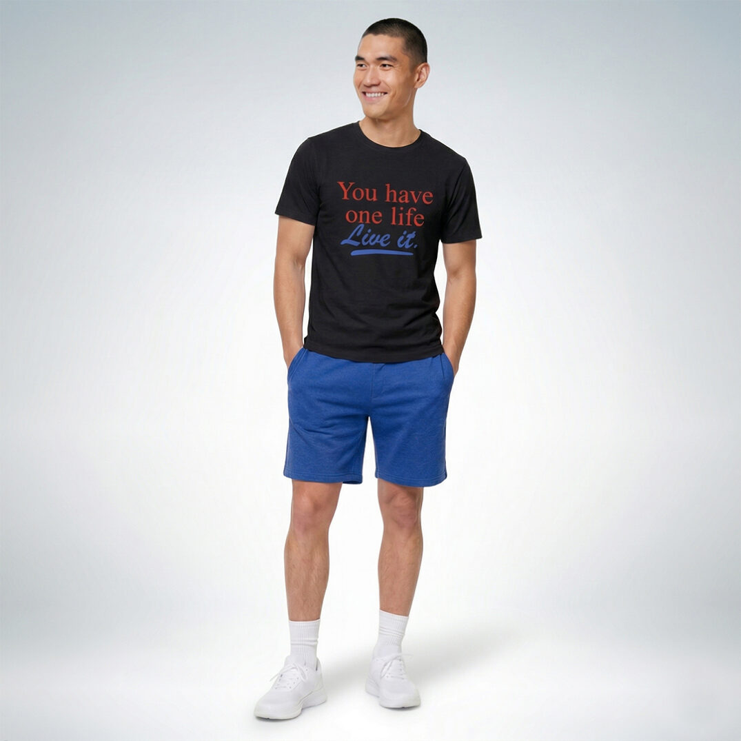 Männliches Model trägt schwarzes T-Shirt mit „You have one life – Live it“ Print und blaue Shorts im sportlich-lässigen Look – Sinnstoff