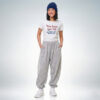 Weibliches Model mit blauer Mütze trägt weißes T-Shirt mit „You have one life – Live it“ Print und graue Jogginghose – Sinnstoff