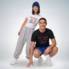 Zwei Models tragen weiße und schwarze T-Shirts mit „You have one life – Live it“ Print im lässigen Streetwear-Look – Sinnstoff