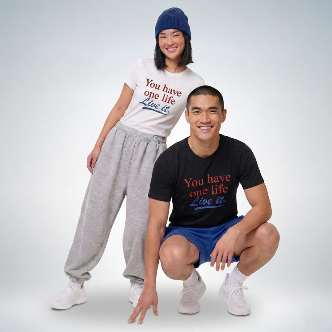 Zwei Models tragen weiße und schwarze T-Shirts mit „You have one life – Live it“ Print im lässigen Streetwear-Look – Sinnstoff