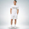 Männliches Model trägt weißes T-Shirt mit „Positive mind. Positive life.“ Print und weiße Shorts im cleanen Sommer-Look – Sinnstoff