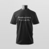 Ein schwarzes T-Shirt mit der positiven Botschaft „Positive mind. Positive life.“ wird clean inszeniert – Sinnstoff.