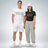 Zwei Models tragen weiße und schwarze T-Shirts mit „Positive mind. Positive life.“ Print im cleanen Casual-Look – Sinnstoff