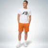 Männliches Model trägt weißes T-Shirt mit „Push yourself“ Print und orange Shorts im sportlich-lässigen Look – Sinnstoff