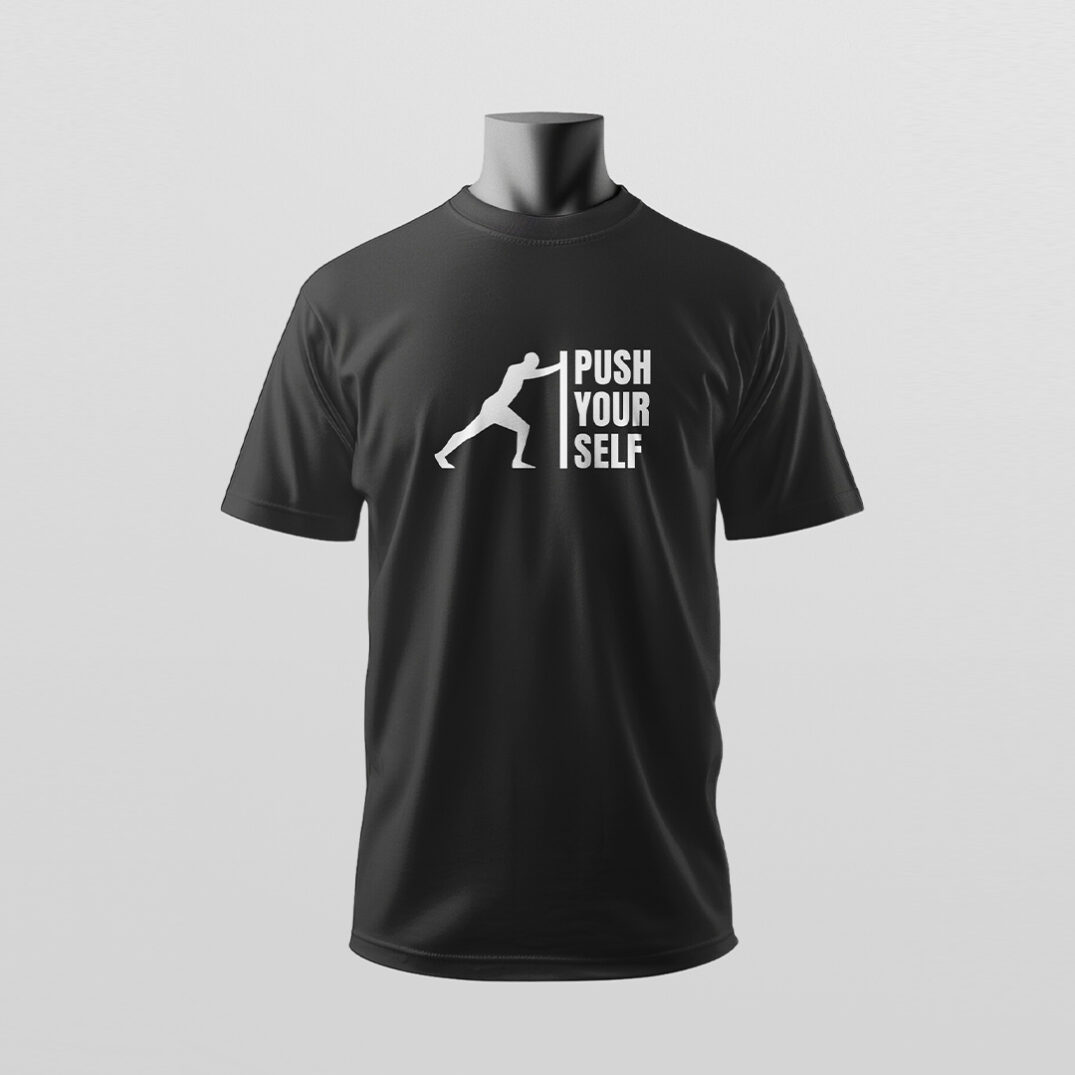 Ein schwarzes T-Shirt mit sportlicher Grafik und der Aufschrift „Push yourself“ wird minimalistisch präsentiert – Sinnstoff.