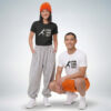 Zwei Models tragen schwarze und weiße T-Shirts mit „Push yourself“ Print im sportlich-modernen Streetwear-Look – Sinnstoff