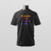 Ein schwarzes T-Shirt mit farbiger Aufschrift „A smile is a friend maker.“ wird modern präsentiert – Sinnstoff.