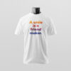 Ein weißes T-Shirt mit farbiger Aufschrift „A smile is a friend maker.“ wird modern präsentiert – Sinnstoff.