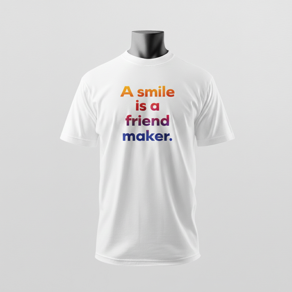 Ein weißes T-Shirt mit farbiger Aufschrift „A smile is a friend maker.“ wird modern präsentiert – Sinnstoff.