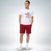 Männliches Model trägt weißes T-Shirt mit „Stop wishing. Start doing.“ Print und rote Shorts im sportlich-modernen Look – Sinnstoff