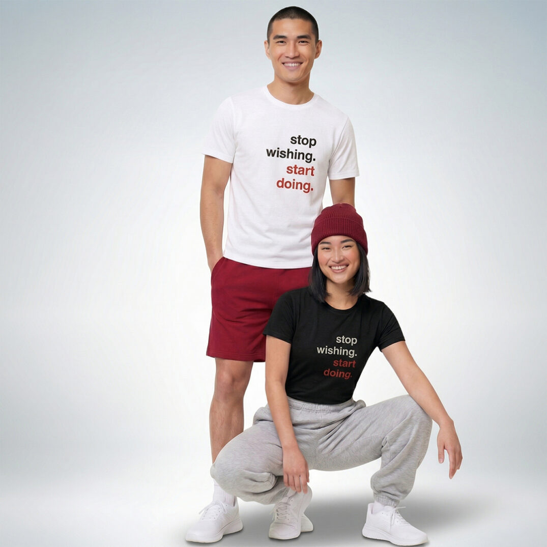 Zwei Models tragen weiße und schwarze T-Shirts mit „Stop wishing. Start doing.“ Print im modernen Streetwear-Look – Sinnstoff
