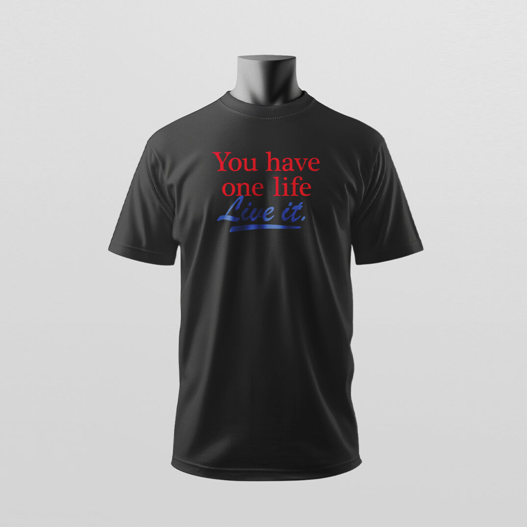 Ein schwarzes T-Shirt mit der inspirierenden Aufschrift „You have one life – Live it.“ wird minimalistisch präsentiert – Sinnstoff.