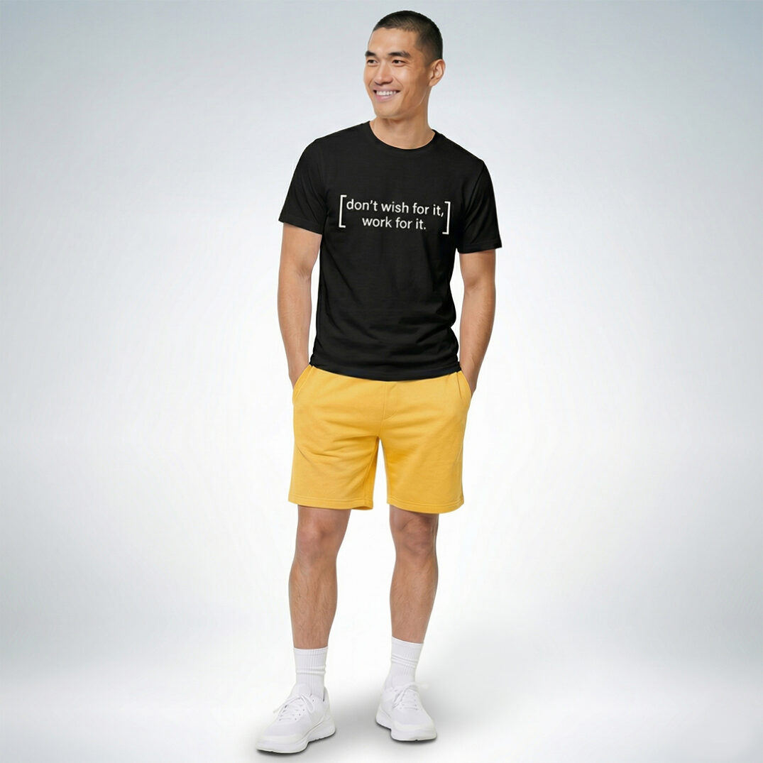 Ein männliches Modell präsentiert ein schwarzes T-Shirt mit der Aufschrift „don’t wish for it, work for it“ – Sinnstoff.
