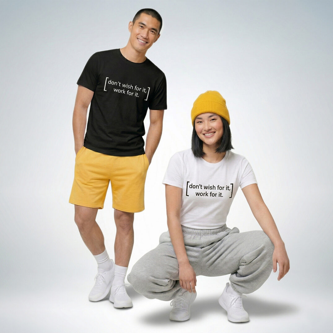 Zwei Models tragen schwarze und weiße T-Shirts mit „Don’t wish for it, work for it“ Print im sportlich-lässigen Look – Sinnstoff