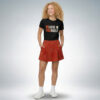 Ein weibliches Model präsentiert ein schwarzes T-Shirt mit der Aufschrift „Believe in yourself“ – Sinnstoff.