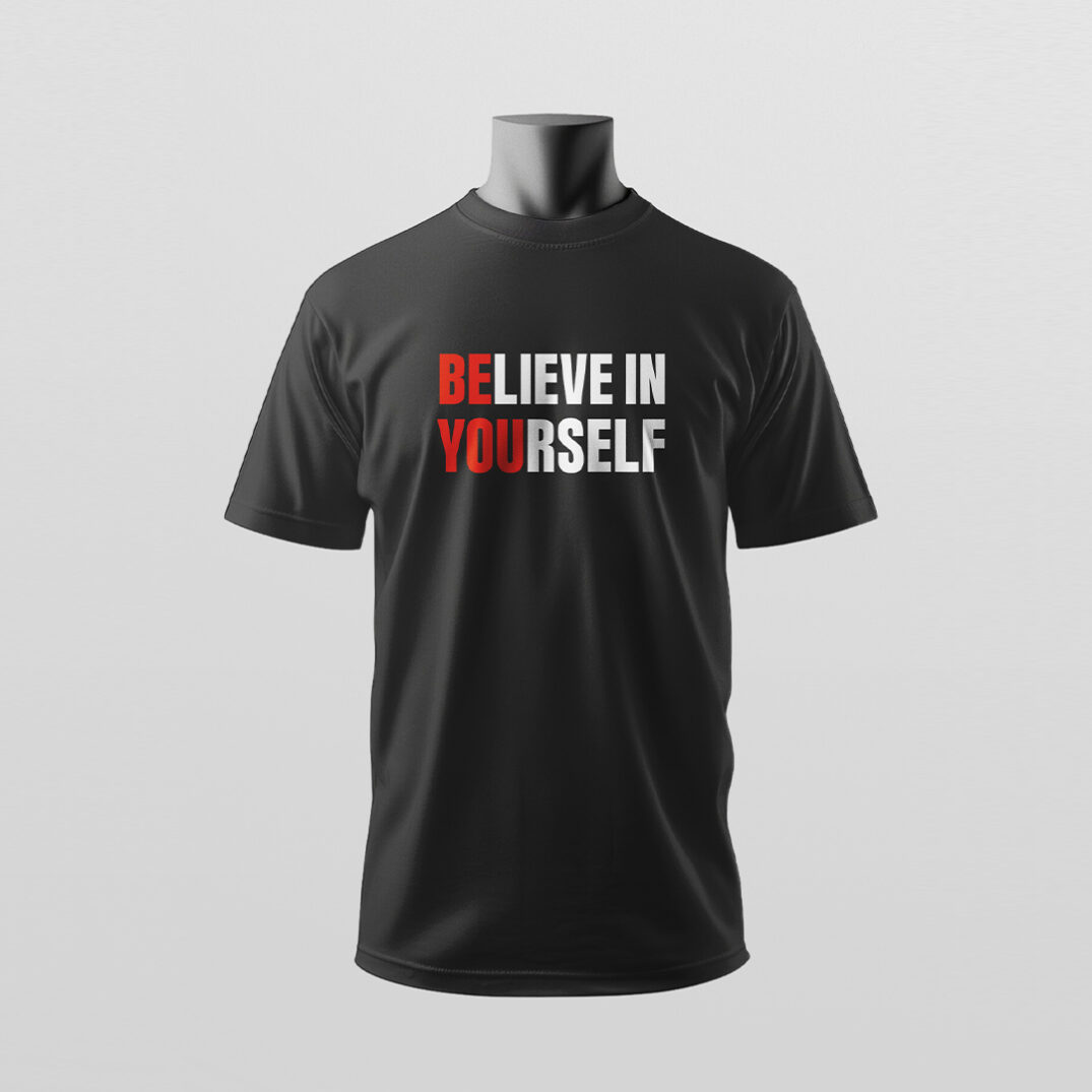 Ein schwarzes T-Shirt mit kontrastreicher Aufschrift „BELIEVE IN YOURSELF“ in Rot und Weiß wird schlicht vor neutralem Hintergrund präsentiert – Sinnstoff