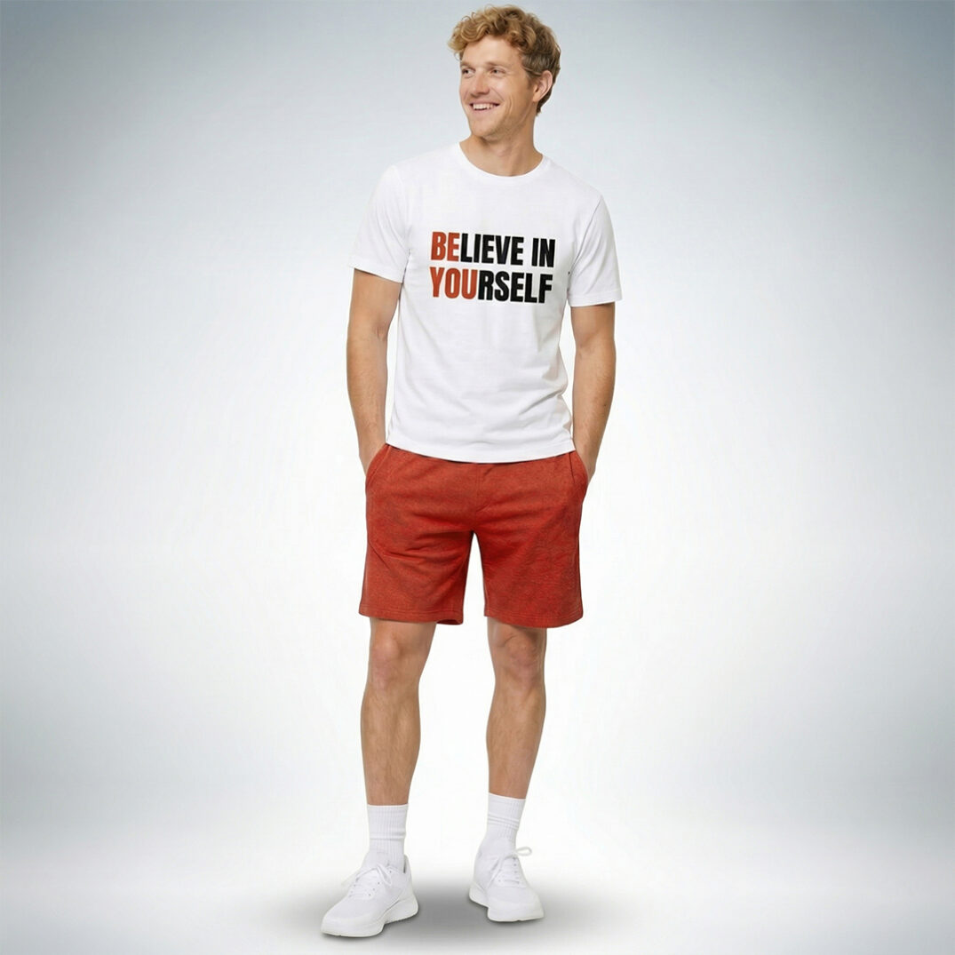 Ein männliches Model präsentiert ein weißes T-Shirt mit der Aufschrift „Believe in yourself“ – Sinnstoff.