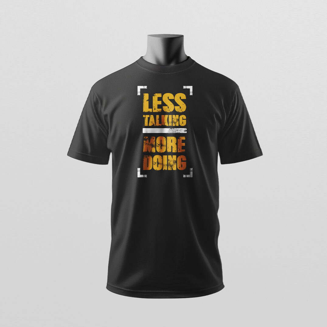 Ein schwarzes T-Shirt mit markanter Aufschrift „Less talking more doing“ wird modern präsentiert – Sinnstoff.