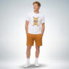 Ein männliches Modell präsentiert ein weißes T-Shirt mit der Aufschrift „Less talking more doing“ – Sinnstoff.