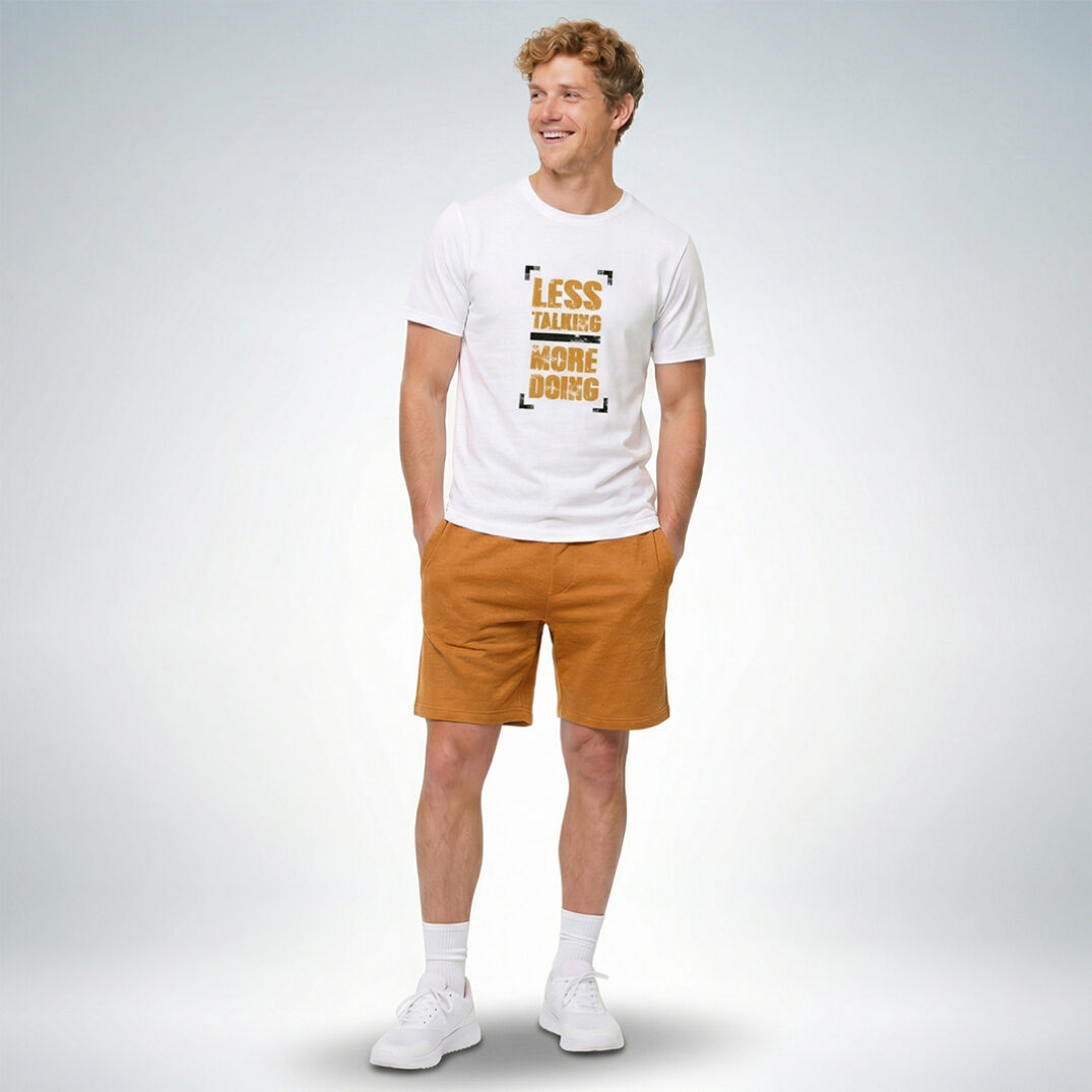 Ein männliches Modell präsentiert ein weißes T-Shirt mit der Aufschrift „Less talking more doing“ – Sinnstoff.