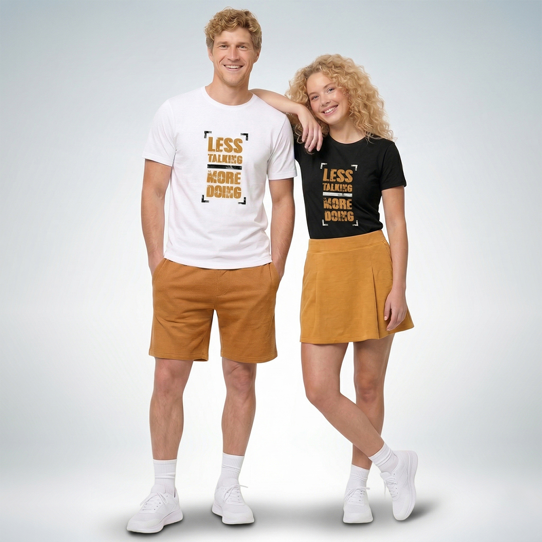 Ein weibliches und ein männliches Modell präsentieren T-Shirts mit der Aufschrift „Less talking more doing“ – Sinnstoff.