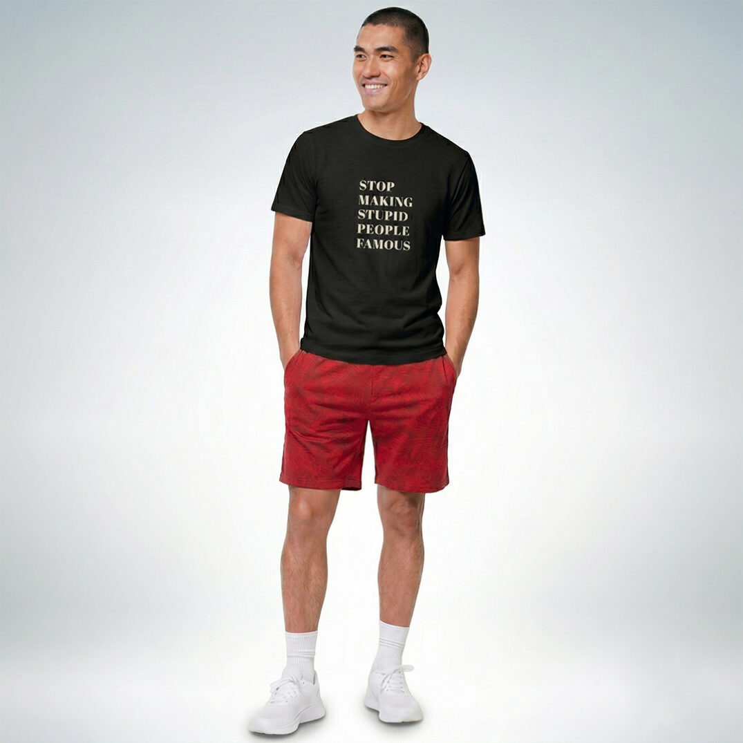 Ein männliches Modell präsentiert ein schwarzes T-Shirt mit der Aufschrift „Stop making stupid people famous“ – Sinnstoff.