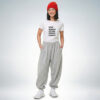 Ein weibliches Modell präsentiert ein weißes T-Shirt mit der Aufschrift „Stop making stupid people famous“ – Sinnstoff.