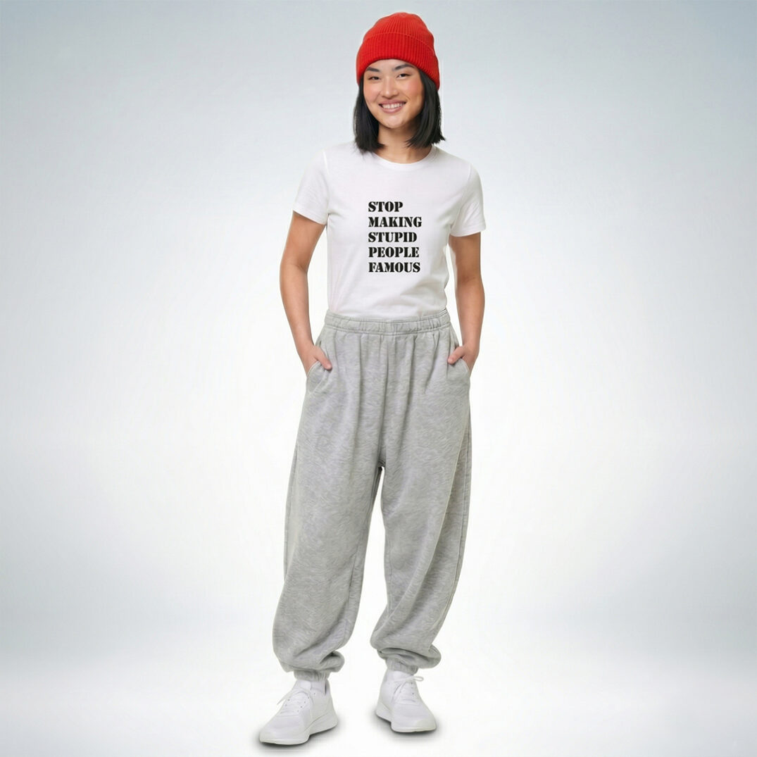 Ein weibliches Modell präsentiert ein weißes T-Shirt mit der Aufschrift „Stop making stupid people famous“ – Sinnstoff.
