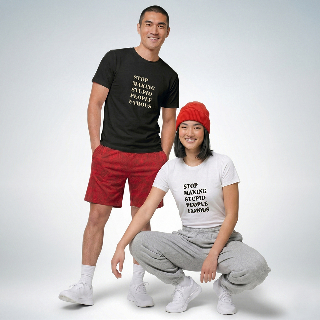 Ein weibliches und ein männliches Modell präsentieren T-Shirts mit der Aufschrift „Stop making stupid people famous“ – Sinnstoff.